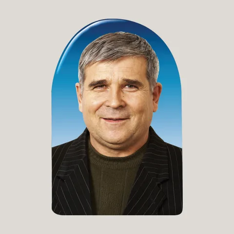 Porculanska slika kupolastog oblika s portretom muškarca u boji