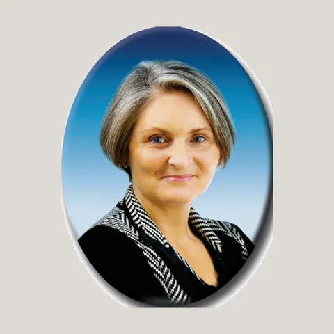Ovalna porculanska slika bez ruba s portretom žene u boji