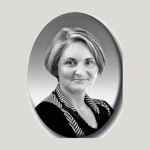 Ovalna crno-bijela porculanska slika s portretom žene